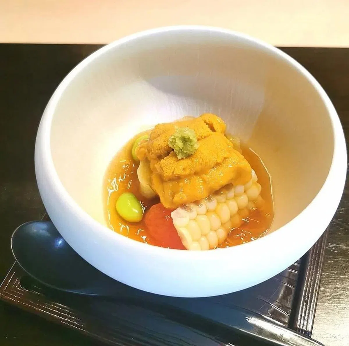 Kenji Sushi前菜海胆玉米的高汤凝胶块冰凉开胃。（陈爱薇摄）