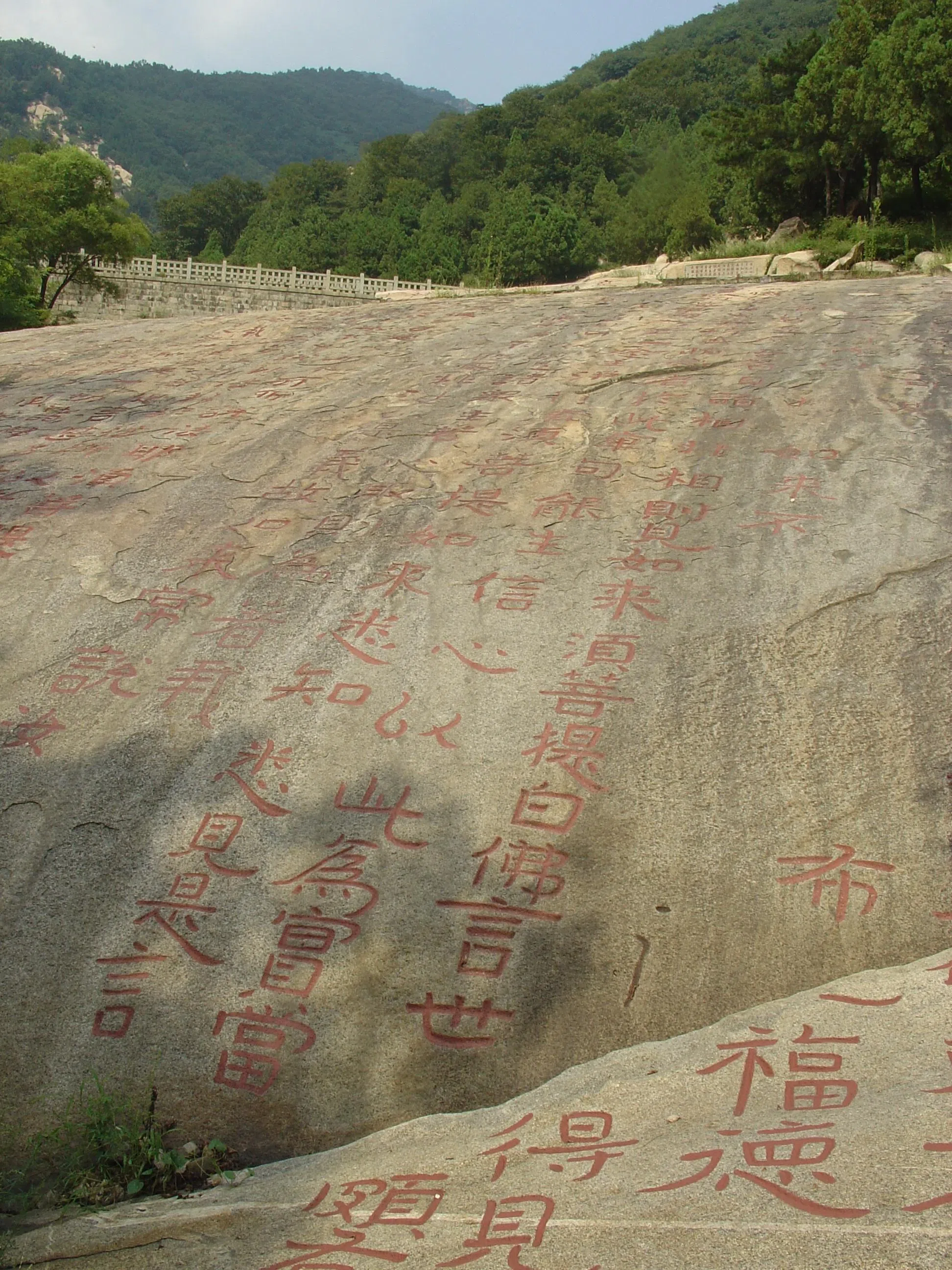 山东泰山经石峪石刻从6世纪保留至今，是重要的历史与艺术遗迹。（沈雪曼提供）