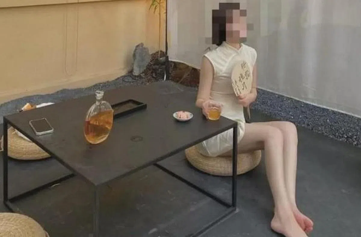 佛媛还会在禅房内，以小吊带、香肩装和大长腿等凹出冷艳、纯欲造型，祭出大尺度照片来博取眼球。（互联网）