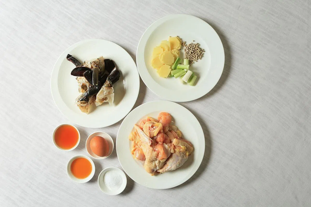 烹煮蟹煮鸡的所需食材与调味料。