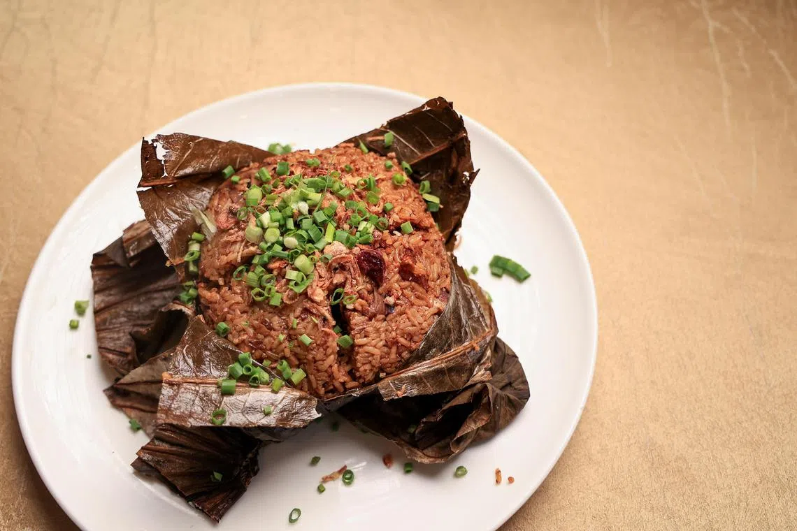 干贝荷叶饭有虾米、烧肉、干贝、虾肉、冬菇粒和蟹肉等丰富食材。（吴先邦摄）