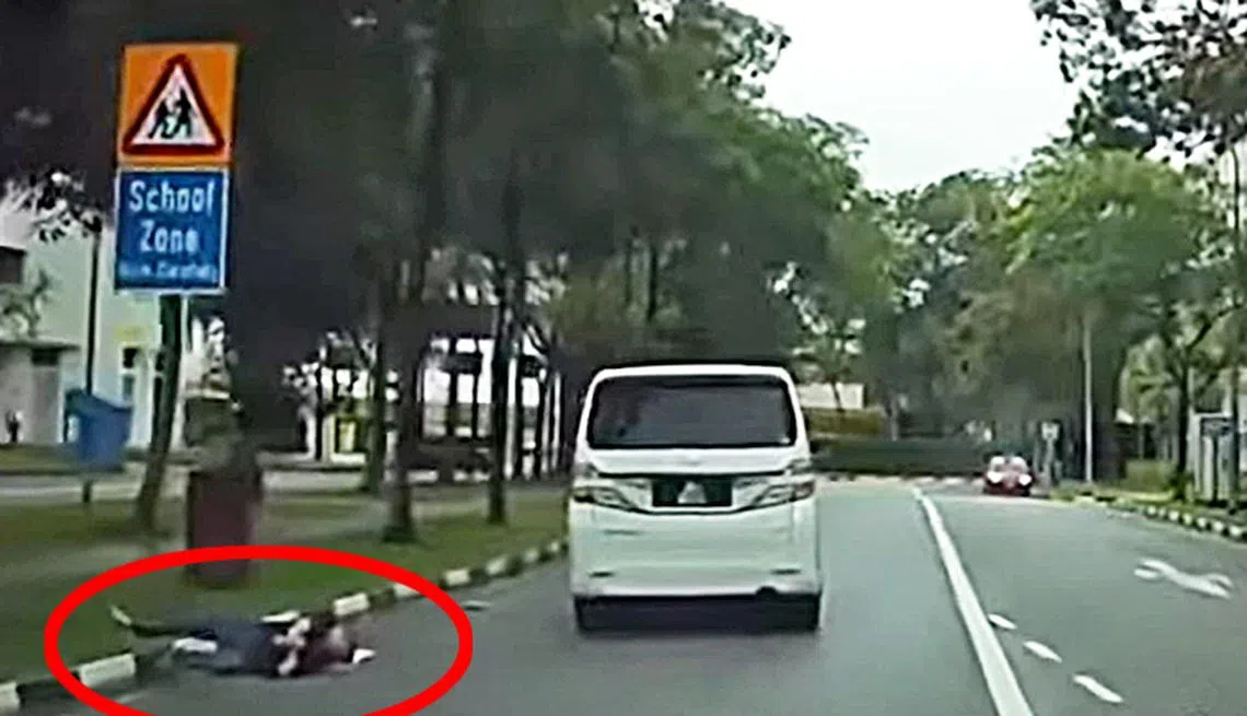 男子被撞倒后，蜷缩在路上，神情痛苦。（视频截图）