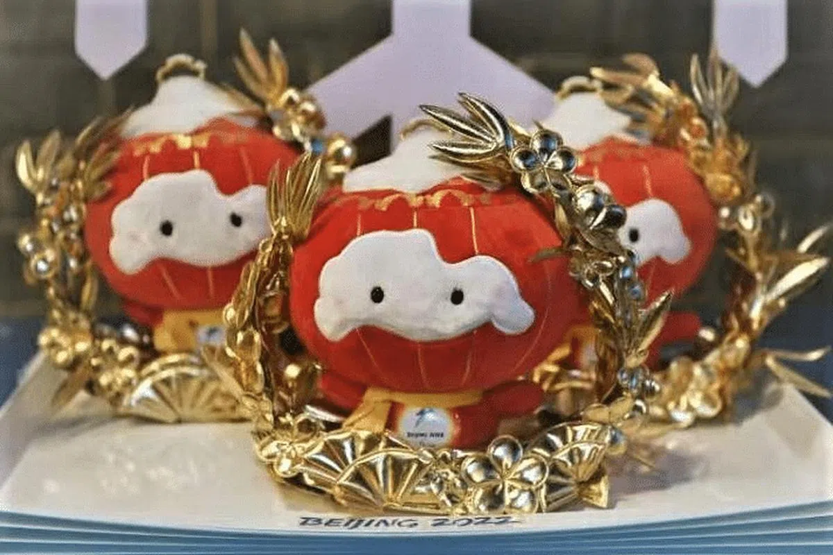 获奖运动员定制版吉祥物纪念品。（央视新闻）