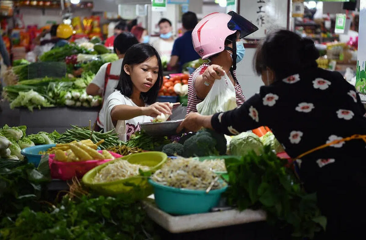 10月13日，海口市民在城东农贸市场买菜。中国菜价当月有明显的上涨。（新华社） 
