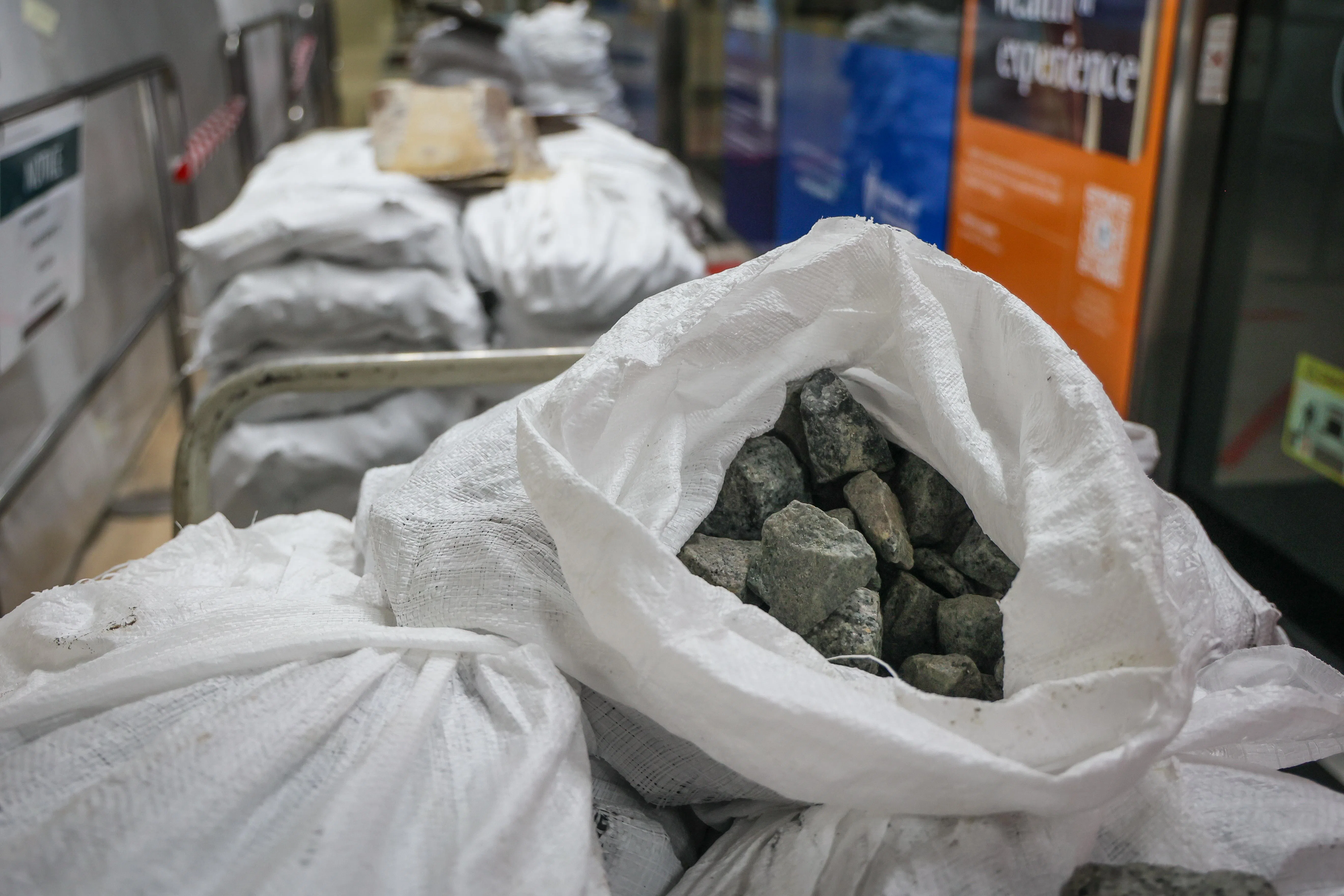 在碧山地铁站，工作人员准备安装的新碎石已装袋运至轨道旁，待夜间更换碎石工程启动后投入使用。（张俊杰摄）