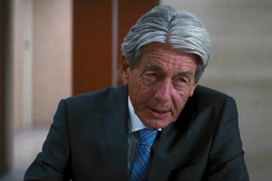 John Nolan在《蝙蝠侠》系列电影中扮演韦恩企业董事。（互联网）