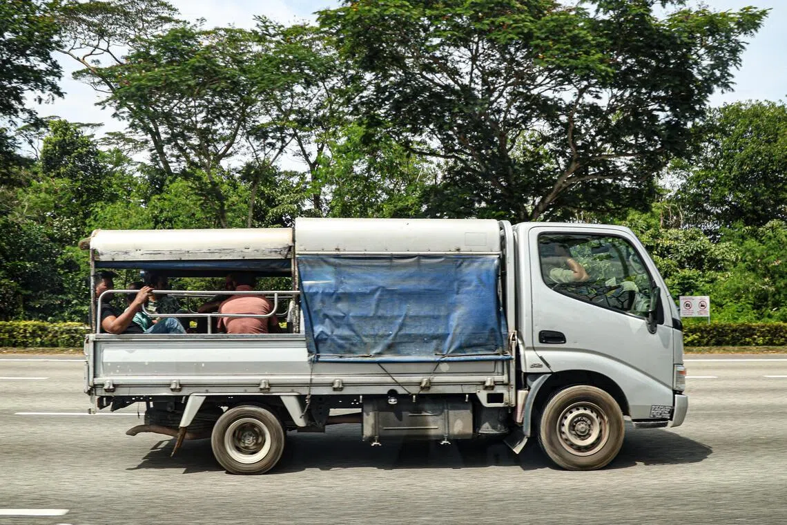 不少客工说，乘坐罗厘时会担心的安全问题包括拥挤、与其他货物相撞，以及急刹车等。（关俊威摄）
