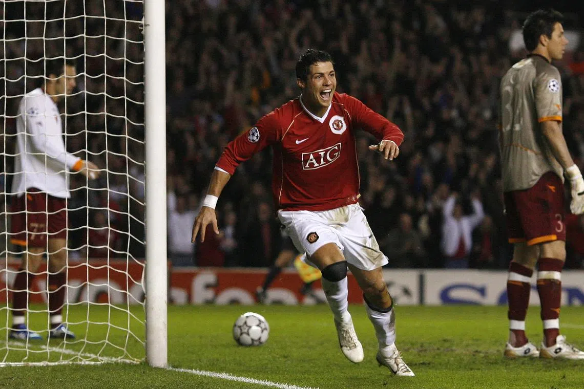 帅罗（红衣）在曼联2007年主场7比1痛宰罗马的欧冠复赛次回合梅开二度。（路透社）
