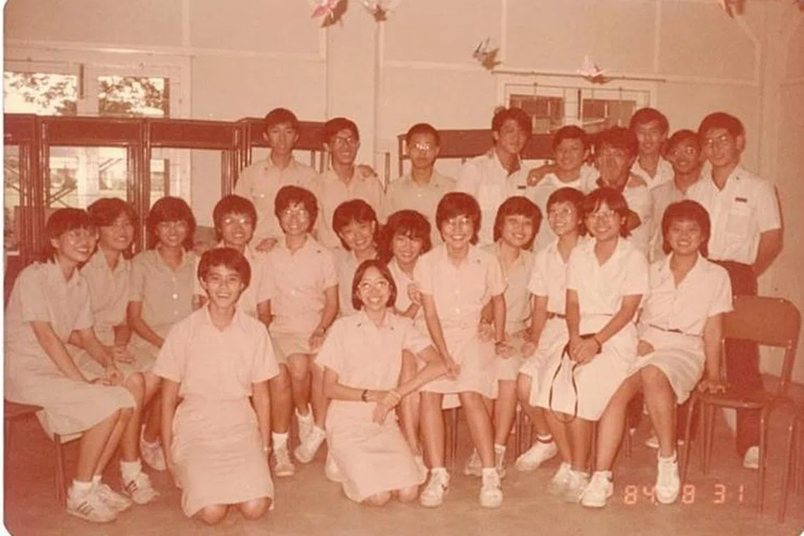 陈淑珊（中排左七）与华中初级学院同学的合照。（受访者提供）