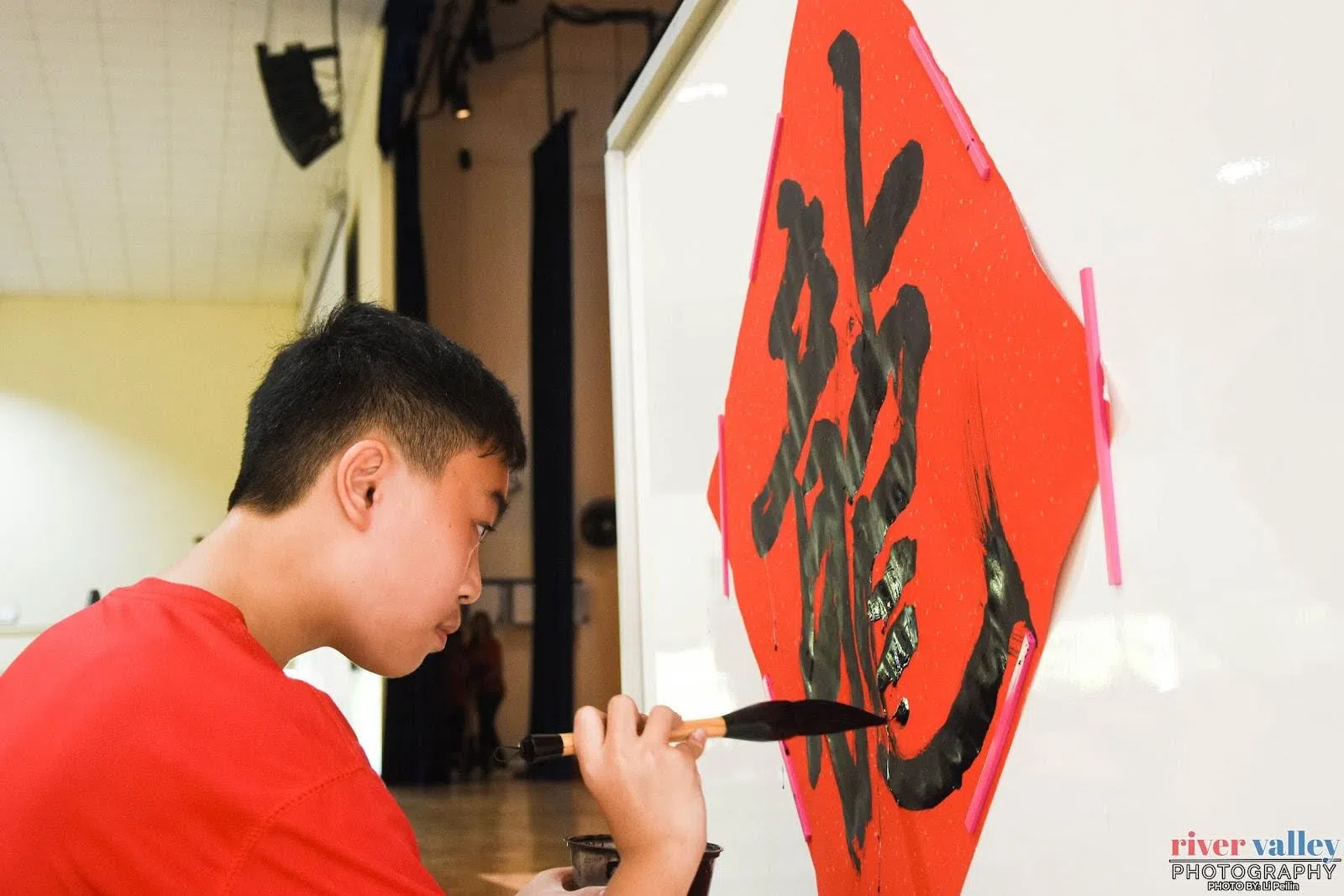 立化书法社成员现场挥春。（立化中学摄影社提供）