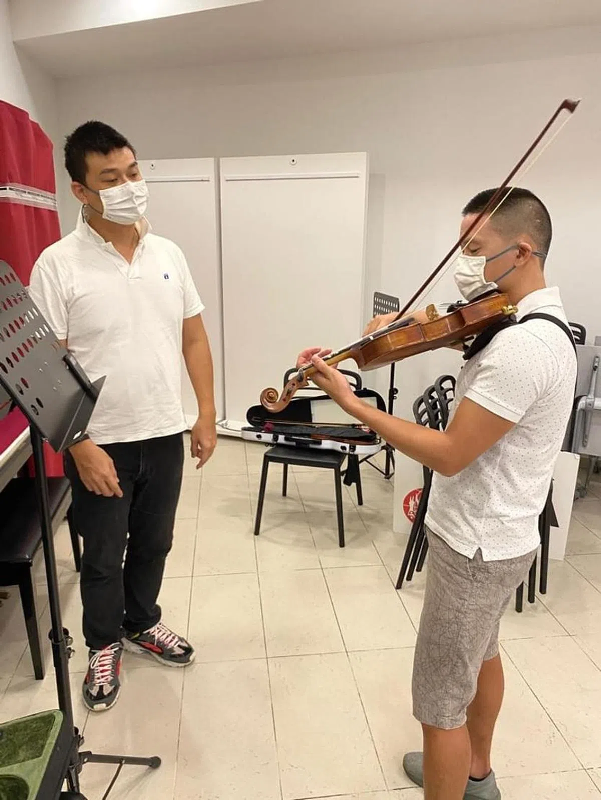 陈栐全（右）跟小提琴老师关振昇（左）习琴多年。（受访者提供）