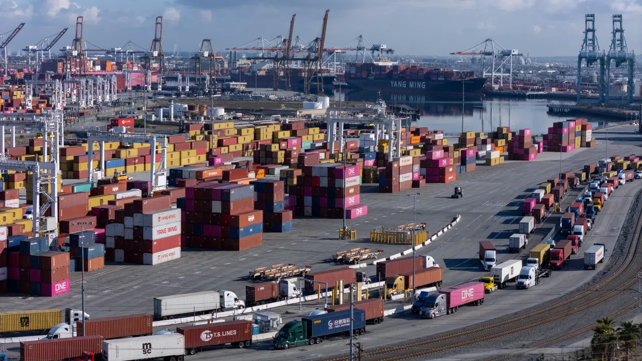 2月4日，位于加利福尼亚州威尔明顿洛杉矶港的中国海运（北美）控股有限公司设施的集装箱。（路透社）