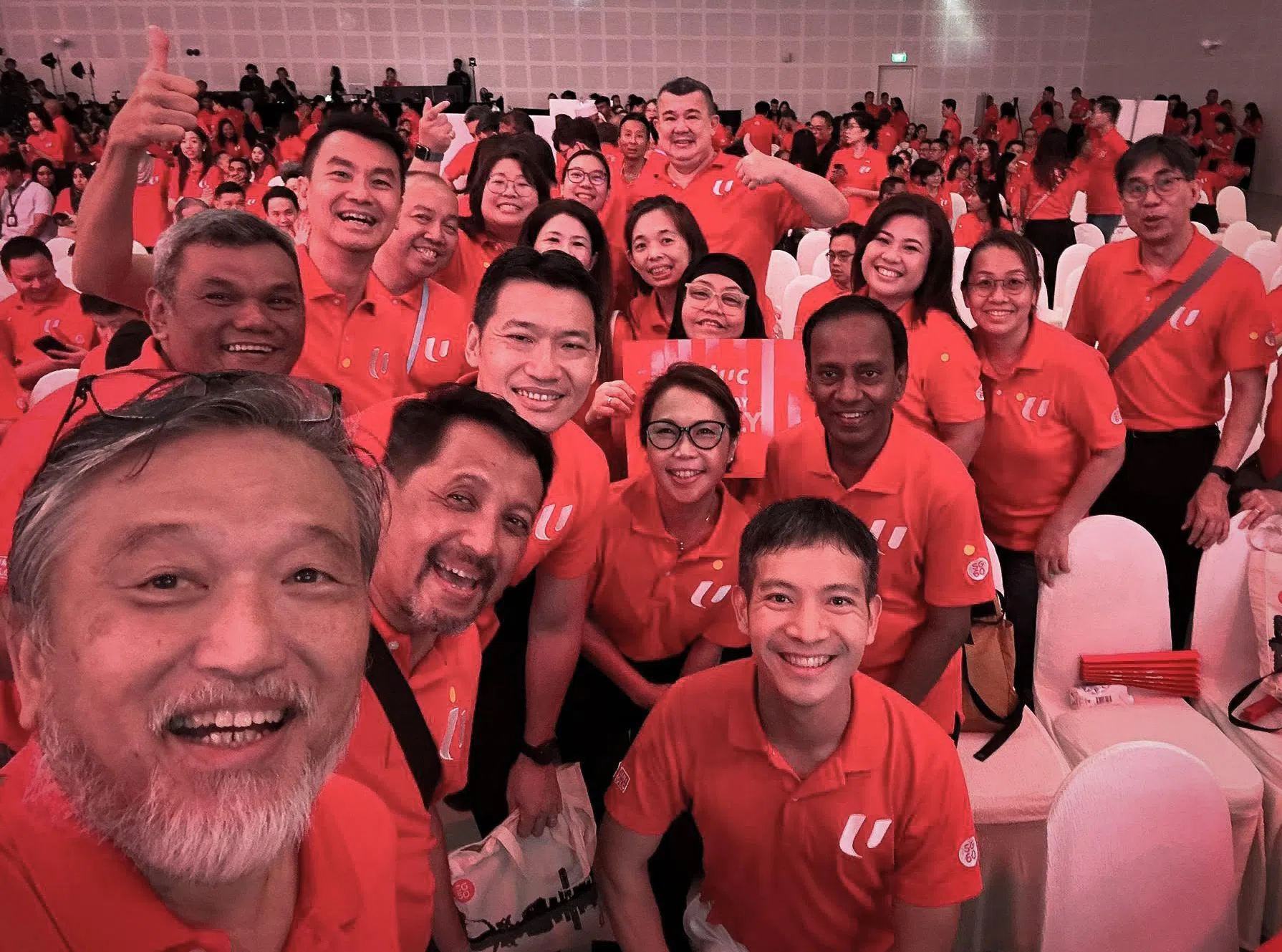 惹兰勿刹集选区议员罗守恩（前排右一）是教育服务雇员联合会，以及新加坡教师联合会顾问。图为他在五一劳动节集会与工会等代表合影。（职总提供）