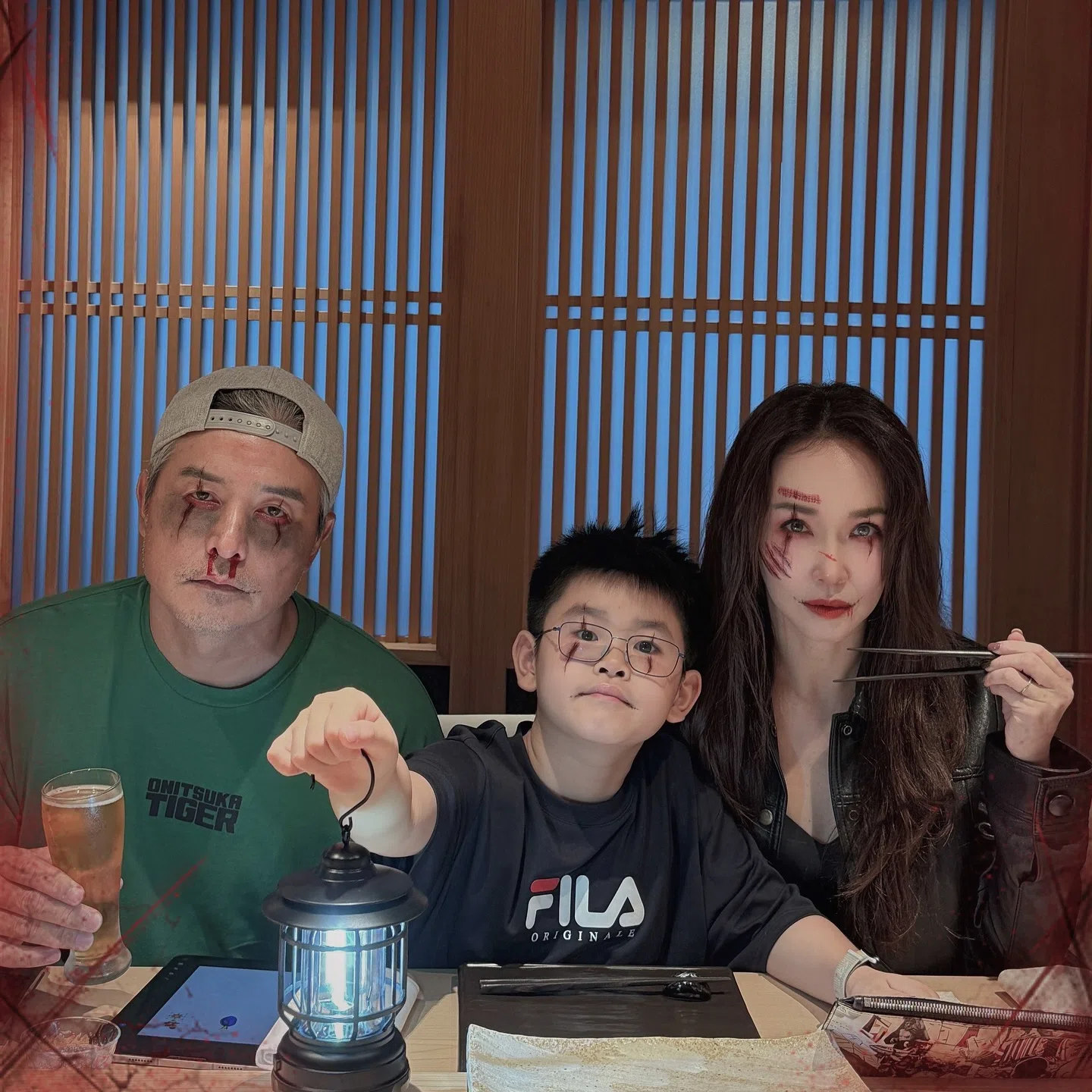 李铭顺、范文芳和儿子画了鬼妆出门用餐。（取自范文芳IG）