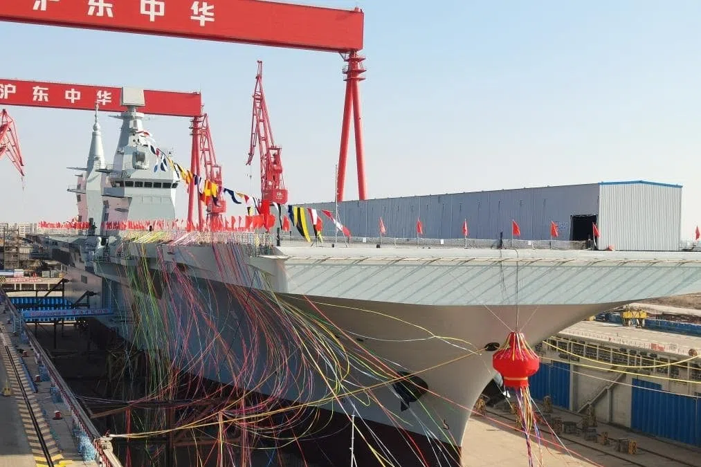 076型首舰去年12月底在上海下水，官方命名为“四川”，舷号为“51”，满载排水量四万余吨。当时甲板上的电磁弹射器工棚清晰可见。（新华社）