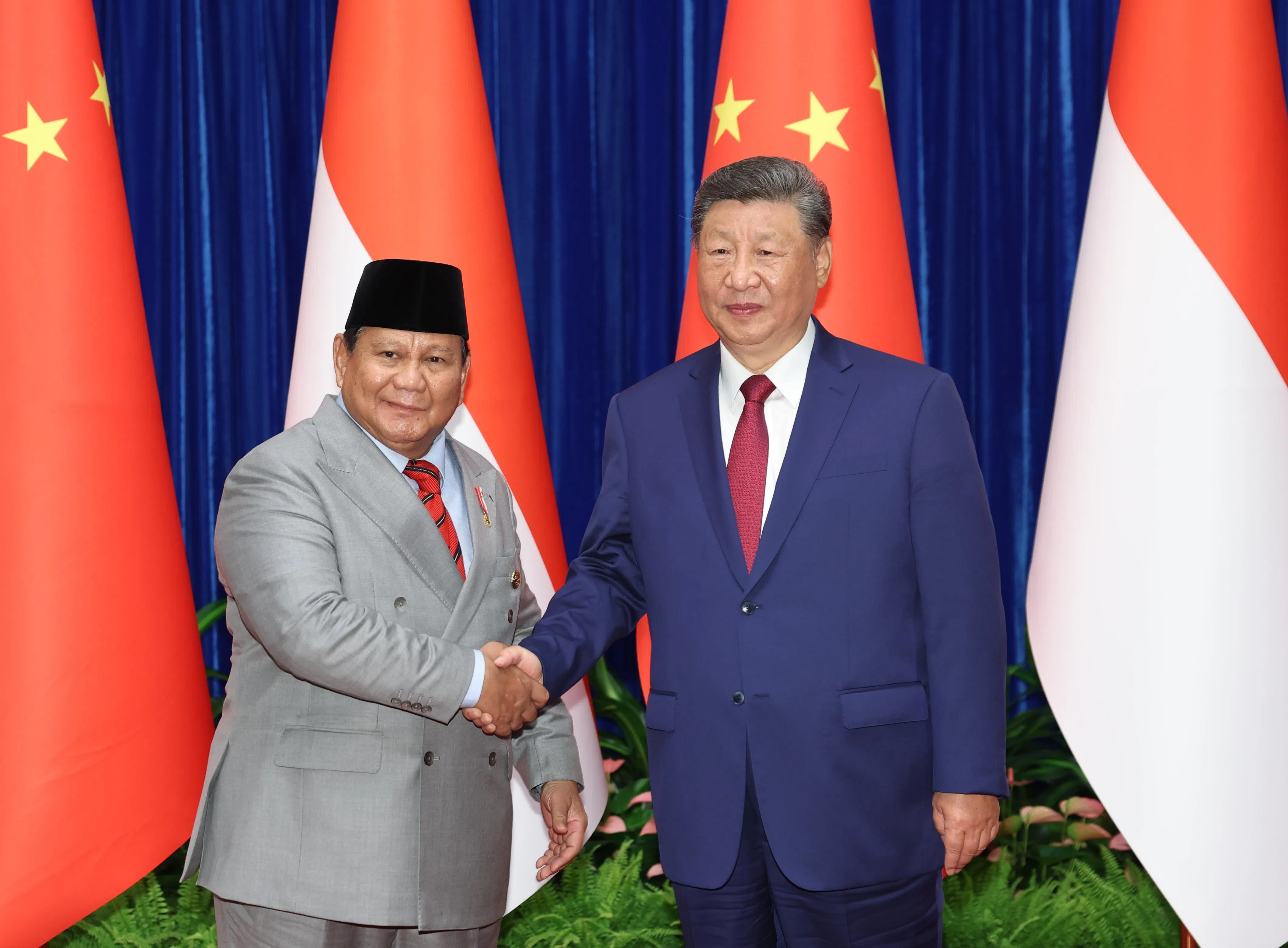 中国国家主席习近平（右）星期三（9月3日）下午在北京人民大会堂会见印度尼西亚总统普拉博沃。（新华社）