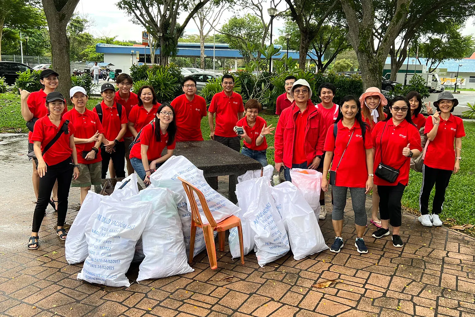 员工参与到樟宜公园捡垃圾，为环保尽一份力。（图/Singlife提供）