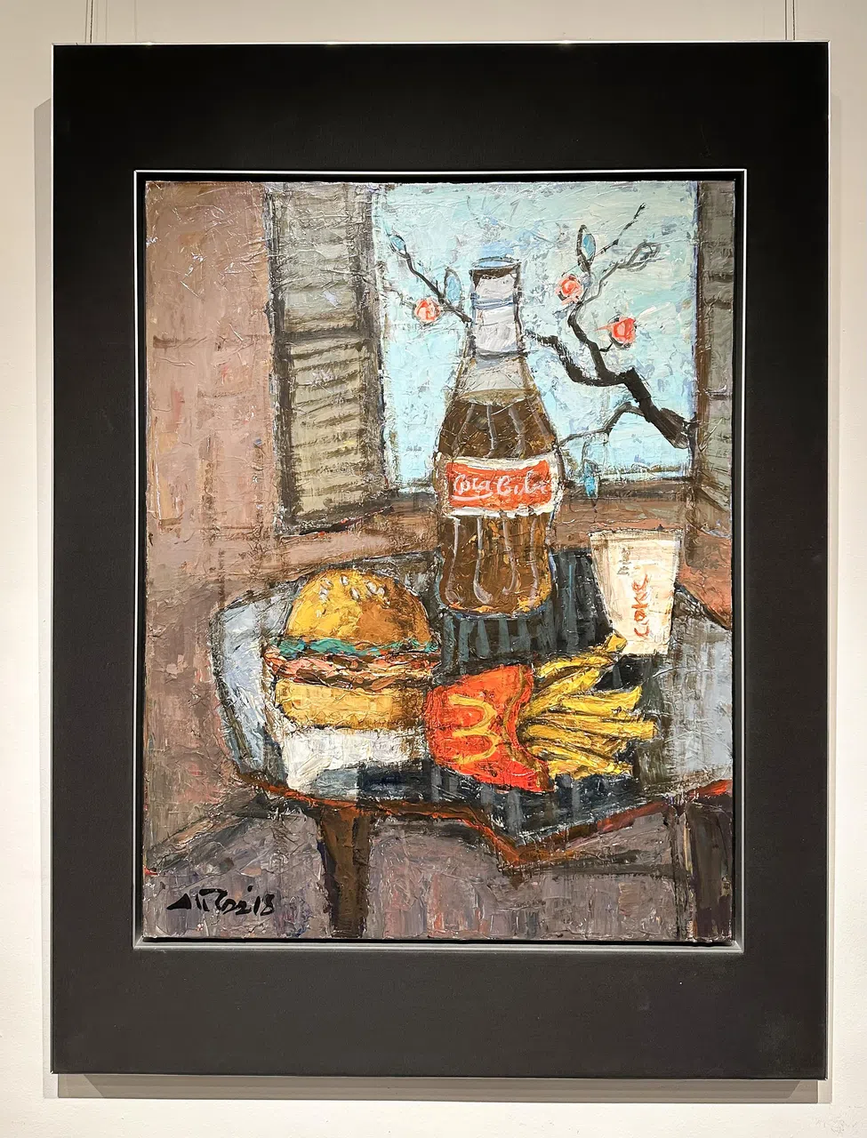 洪亚弟静物画《可乐与汉堡》带雅意。（海卉艺苑提供）