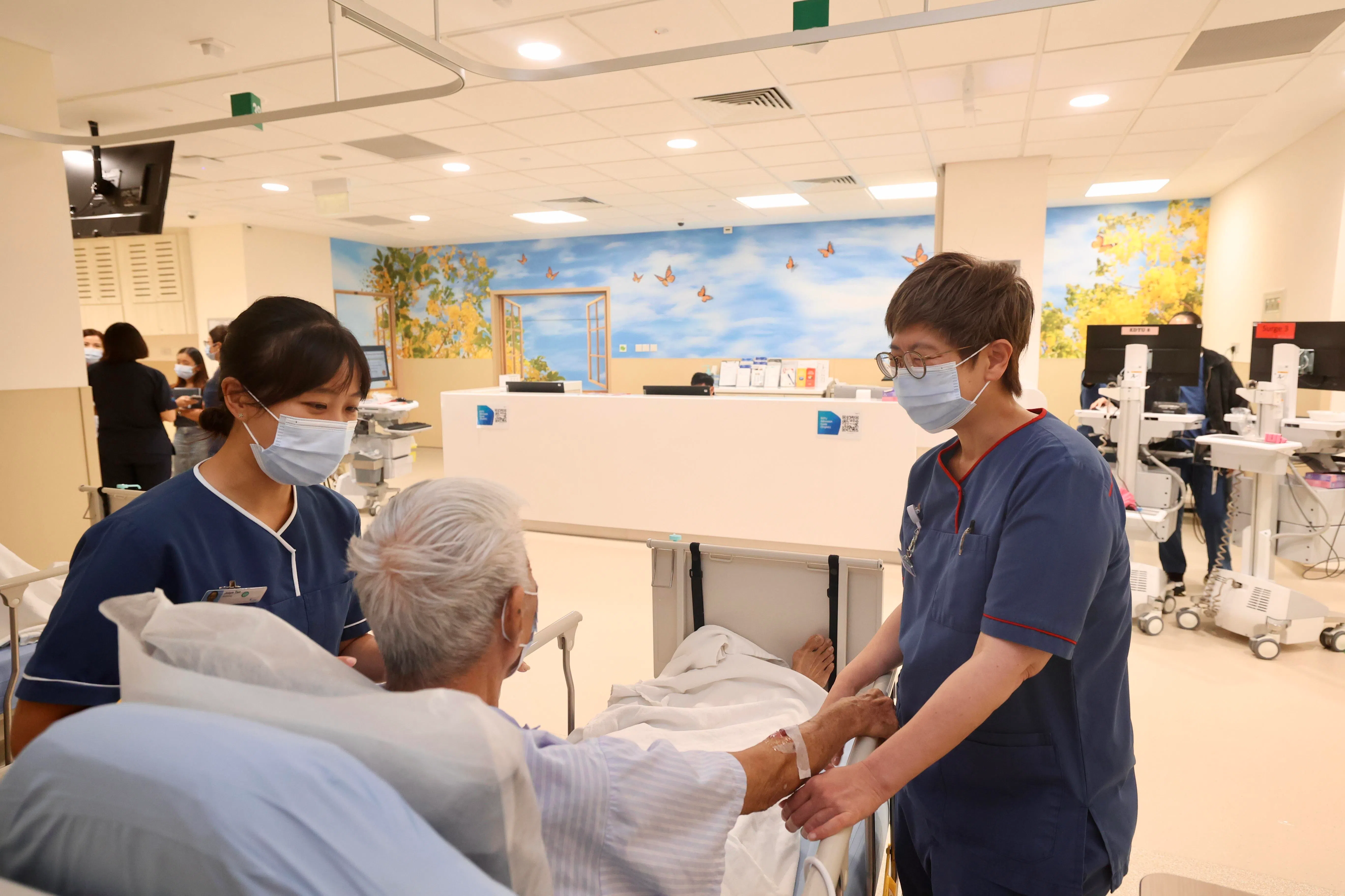 急诊室的墙面绘有蓝天与绿树的图案，让年长者放松心情。（邝启聪摄）