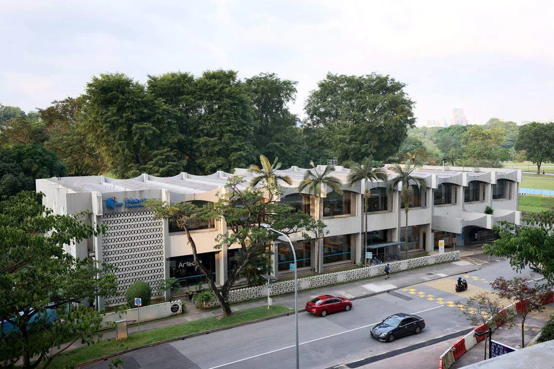 与高楼组屋形成强烈对比的女皇镇图书馆是本地历史最悠久的公共图书馆，自1970年开放以来已多次进行翻新，2013年被列为受保留建筑。（龙国雄摄）