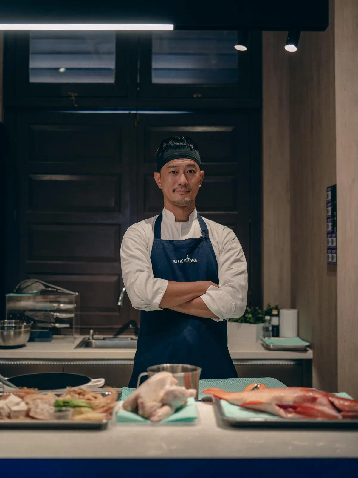 餐饮业者杨应晖认为有些低钠产品的味道少了厚度，所以在使用时，他经常会将普通与减盐调味品混合烹饪，减少钠含量的同时保持味道。（受访者提供）