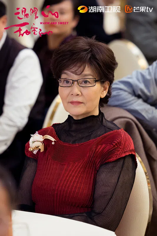潘虹在《温暖的甜蜜的》扮演陈妍希母亲，威仪和气场仍强。（互联网）