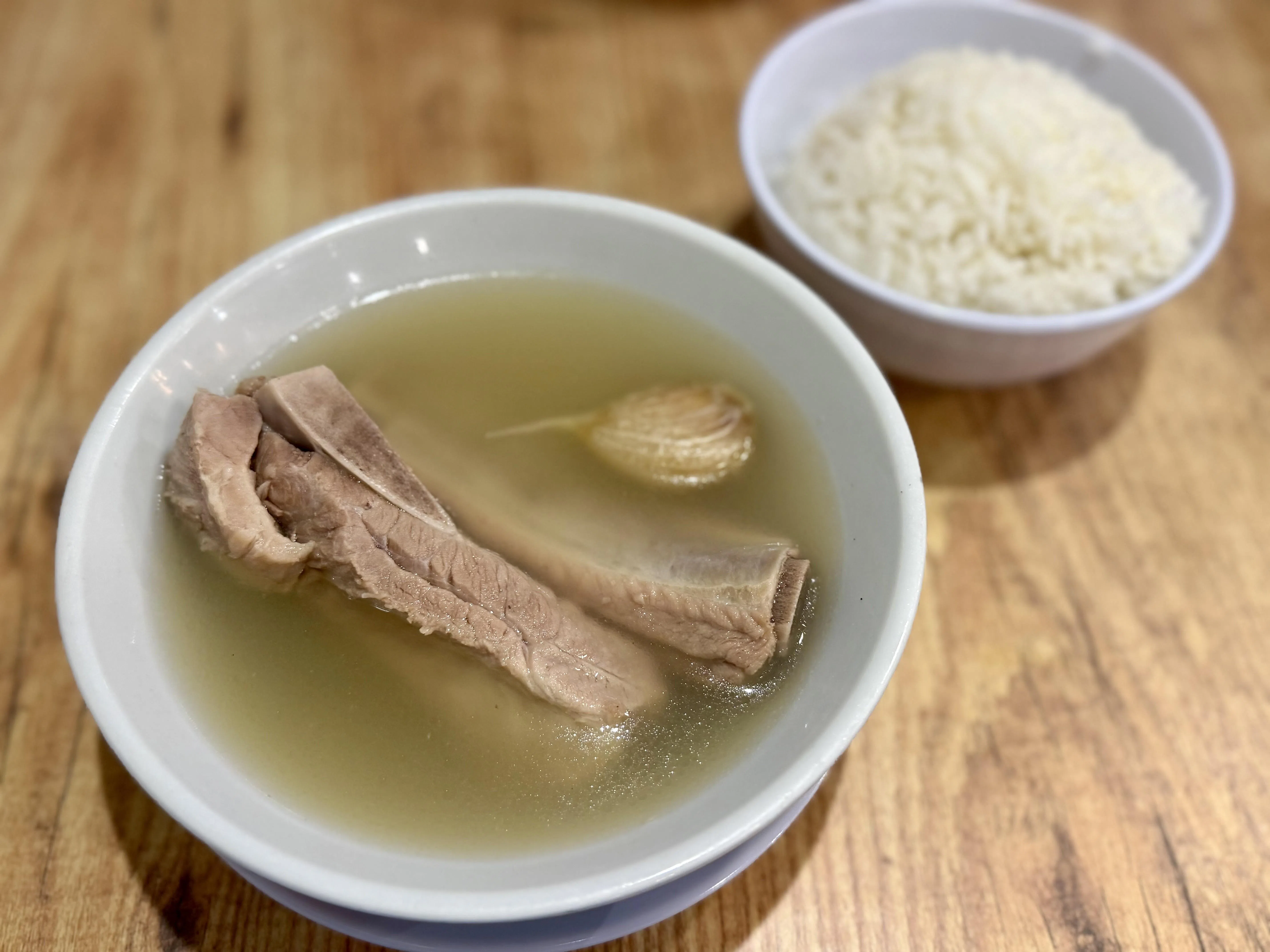 潮式胡椒风味肉骨茶，汤底辛香浓郁。（叶晓虹摄）