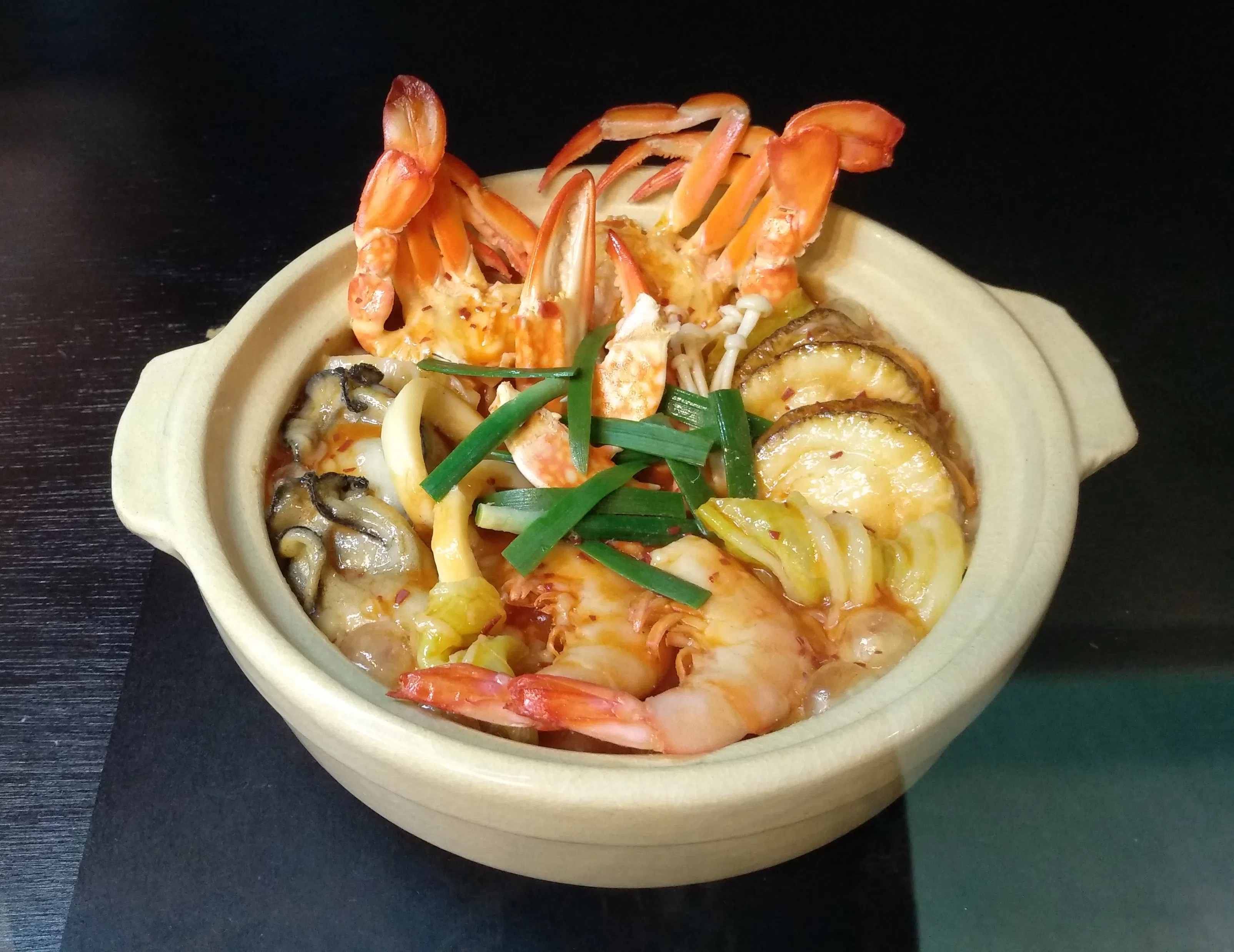 这海鲜煲（食物模型）是用来看的。（小黛摄）