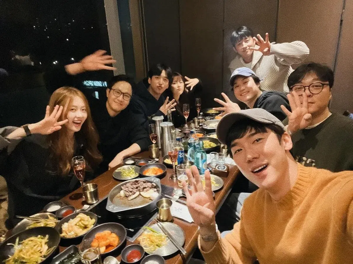 《请回答1994》演员在聚会中比出4的手势。（取自艺人IG）