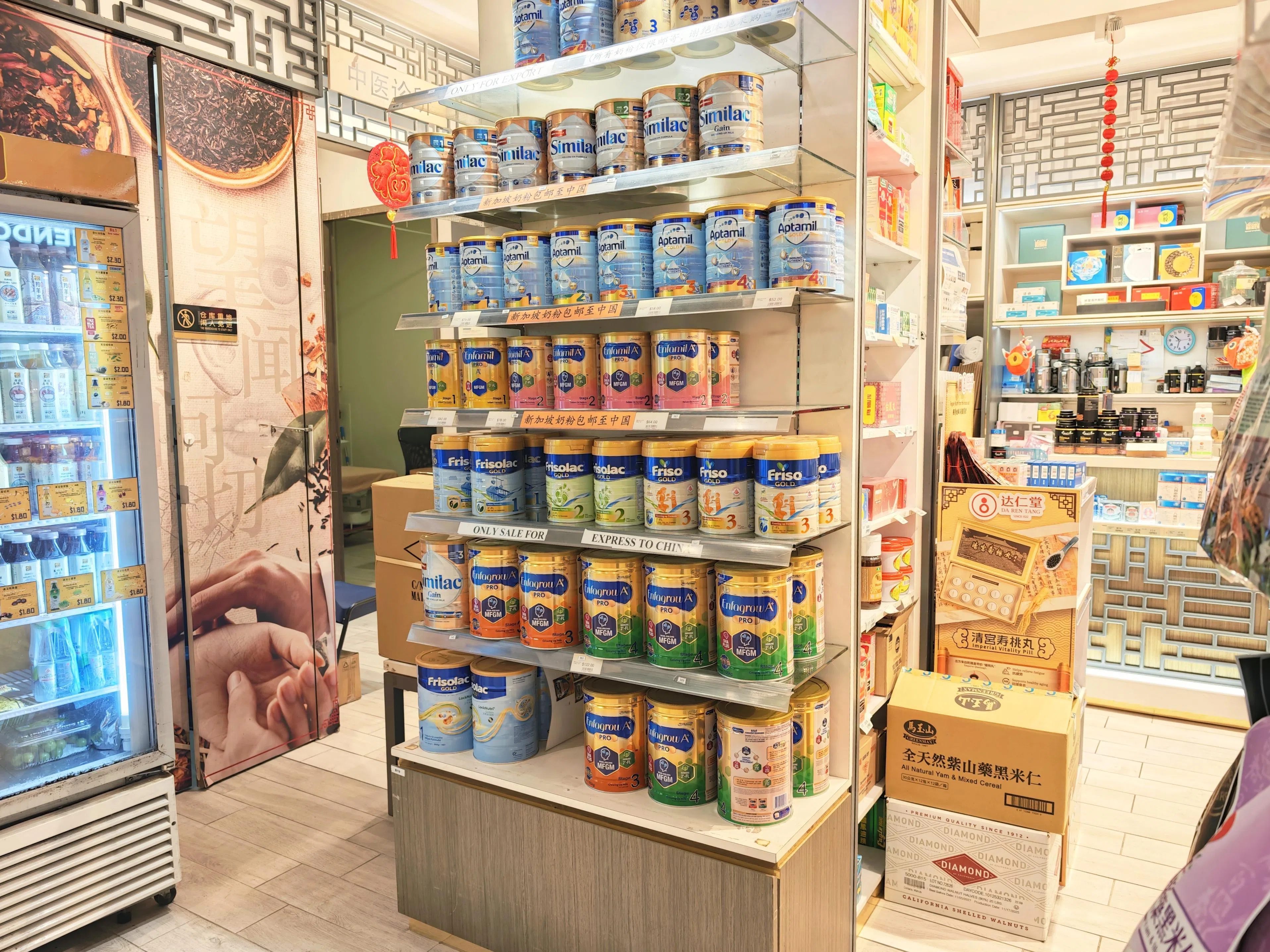店员受访时说这些奶粉属外销货物，价格不含消费税，即免税商品（duty-free），不可用于本地内销或使用。（郑一鸣摄）