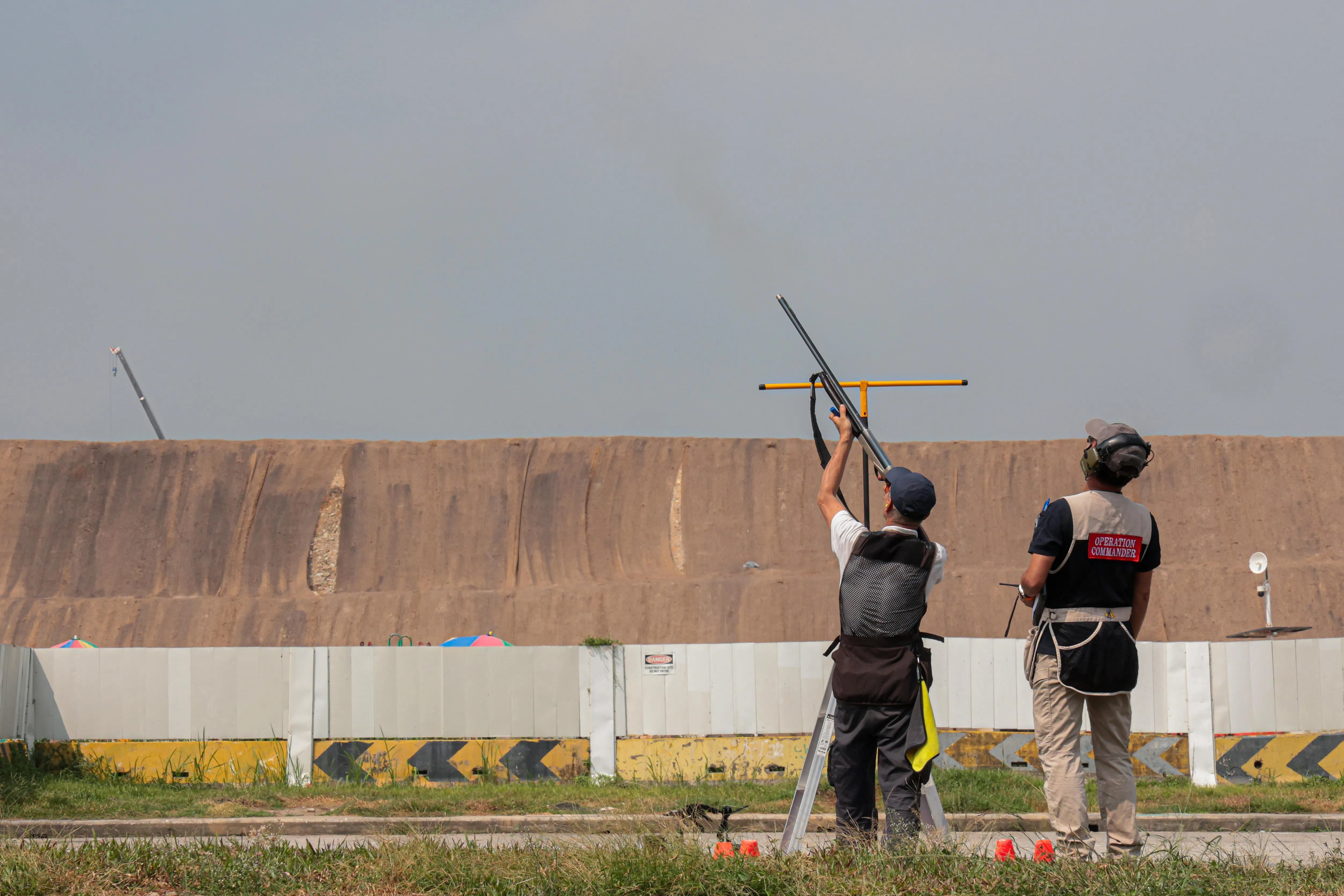 公园局今年3月重启乌鸦射杀行动，这是4月2日下午首次在武林重型车停车场射鸦。当天，射手25分钟内开了九枪，击落六只乌鸦。（李冠卫摄）