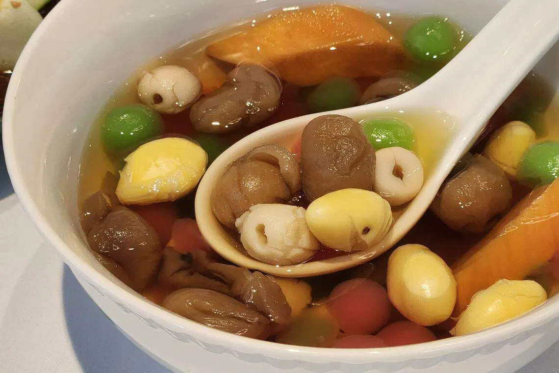 四果汤类似六味清汤，多了七彩沙谷圆丸。（陈爱薇摄）