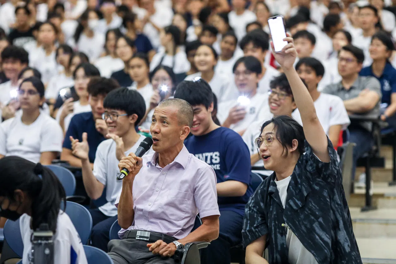 圣安德烈初级学院老师接过麦克风，积极参与合唱环节，场面十分温馨。（刘欣怡摄）