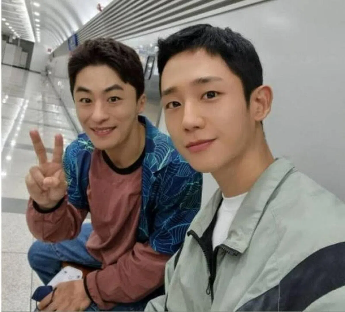 丁海寅（右）与具教焕在《D.P：逃兵追缉令2》合作。（互联网）