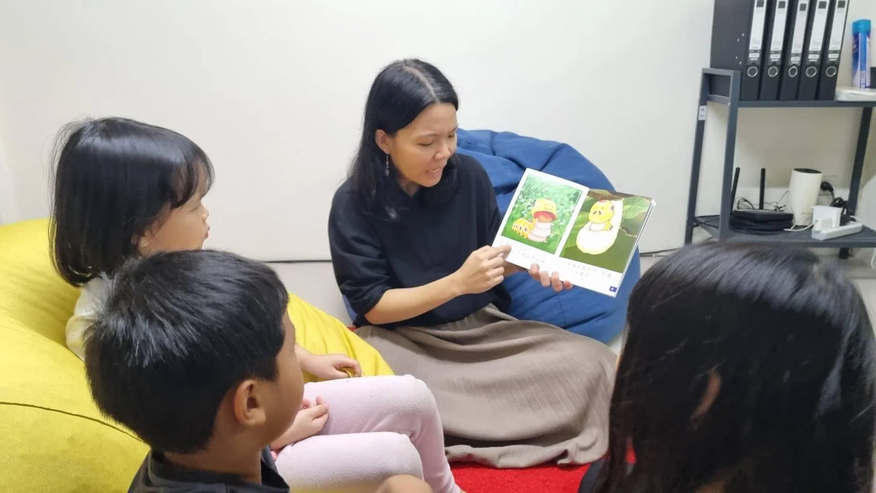 陈骏扬和徐恩欣希望让孩子从小接触中、英文，打下双语基础。（受访者提供）