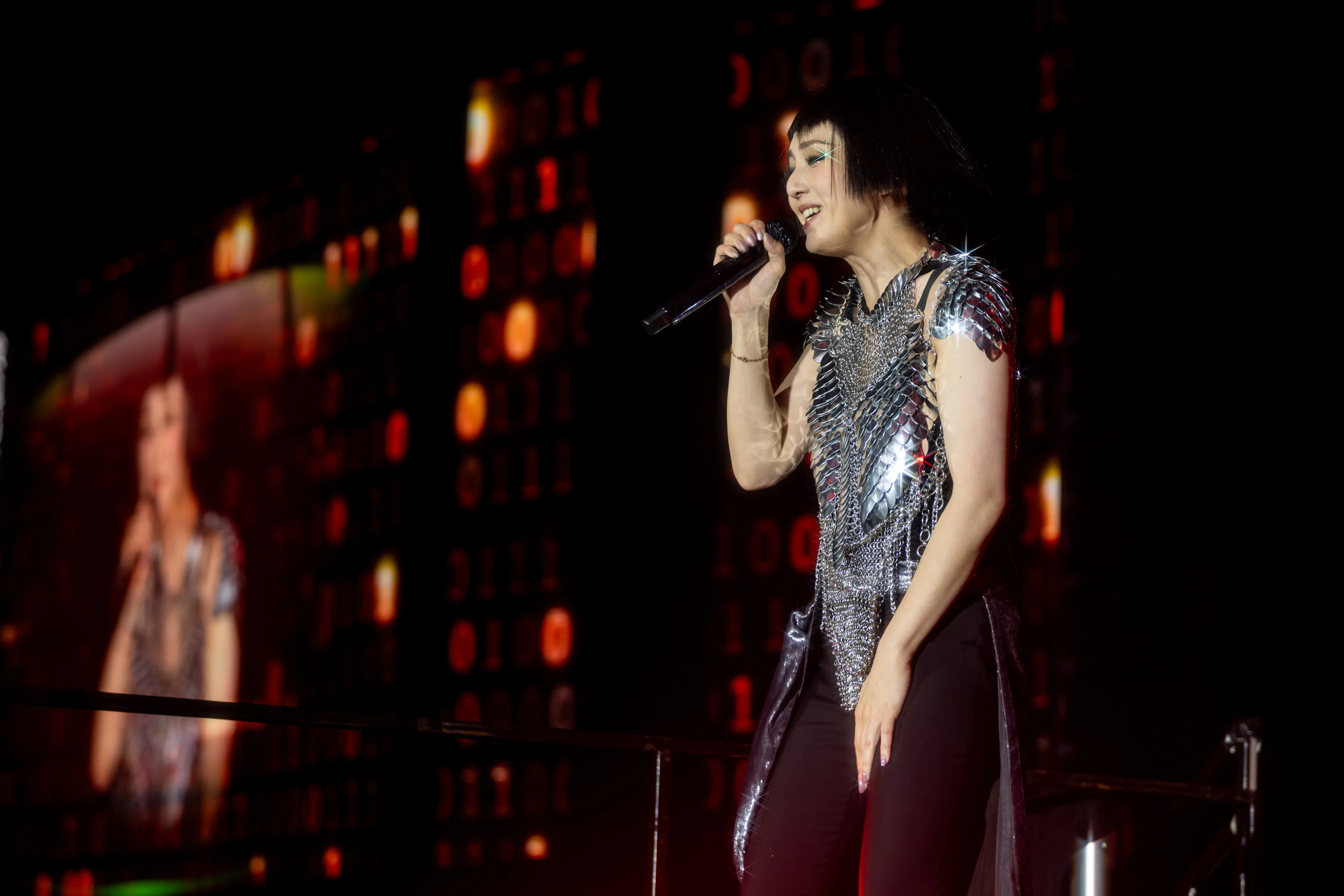 在 “Wonder Women”和《放烟花》几首快曲之间，她还上演“换头”，变出清爽的短假发。（Live Nation提供）