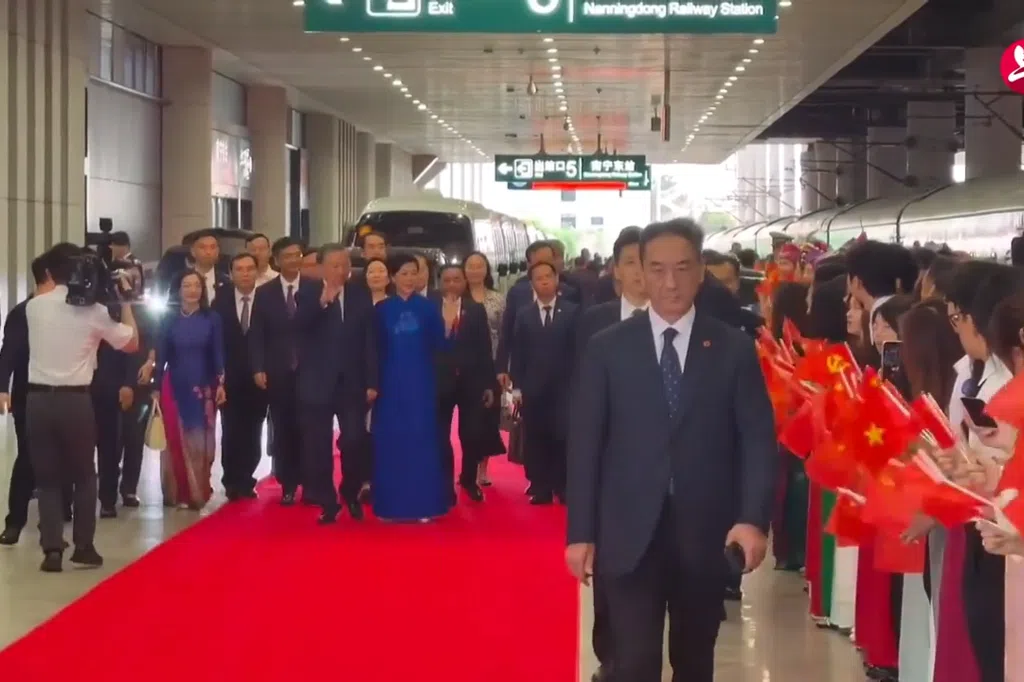 【视频】苏林结束访华 搭绿皮火车专列自广西返越