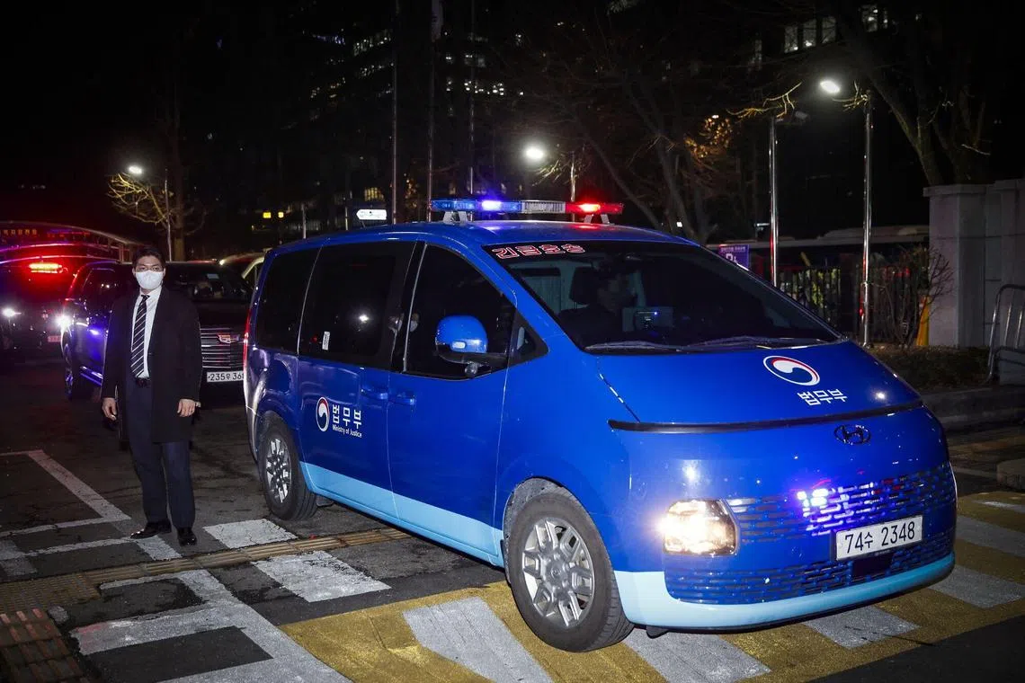 尹锡悦在审查结束后返回首尔拘留所| 联合早报