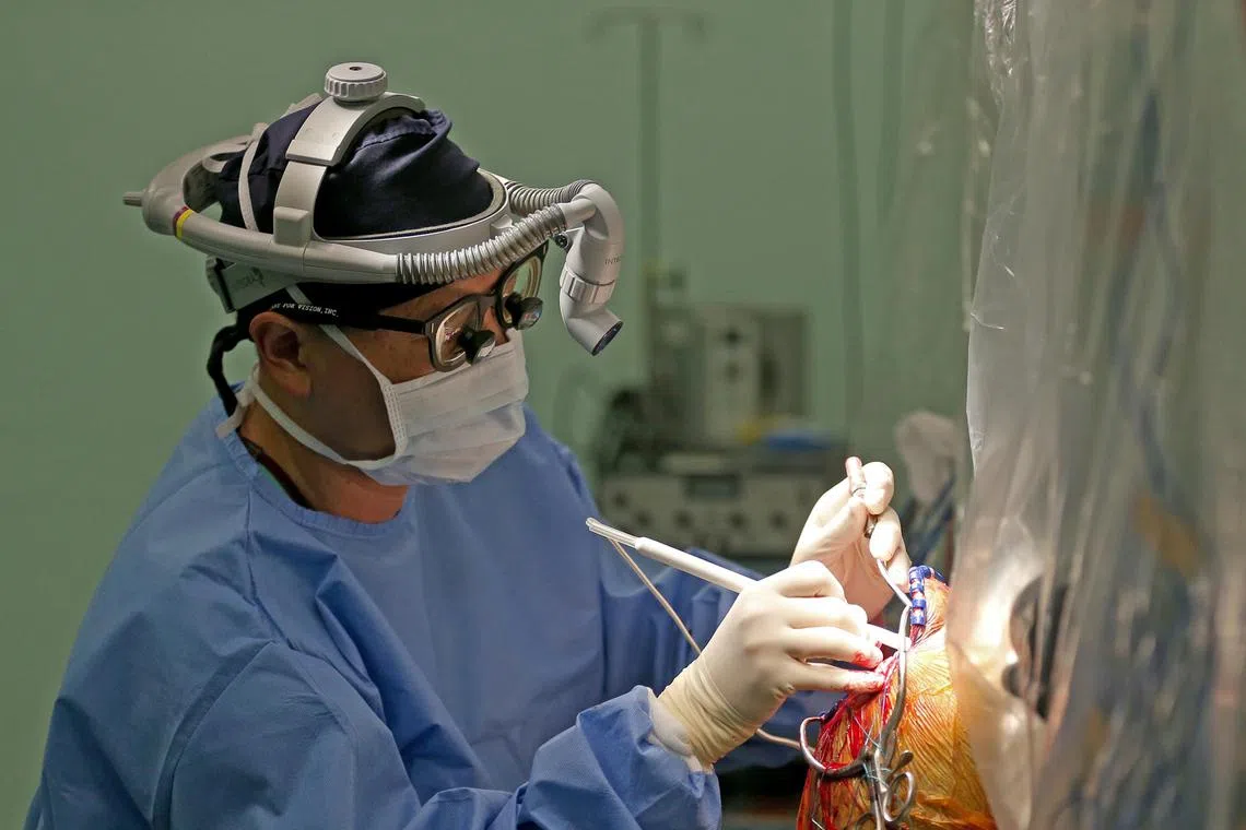 2017年，时任国立脑神经医学院院长伍伟豪教授为一名病人进行脑瘤切除手术。手术过程中，病人保持清醒。（海峡时报）