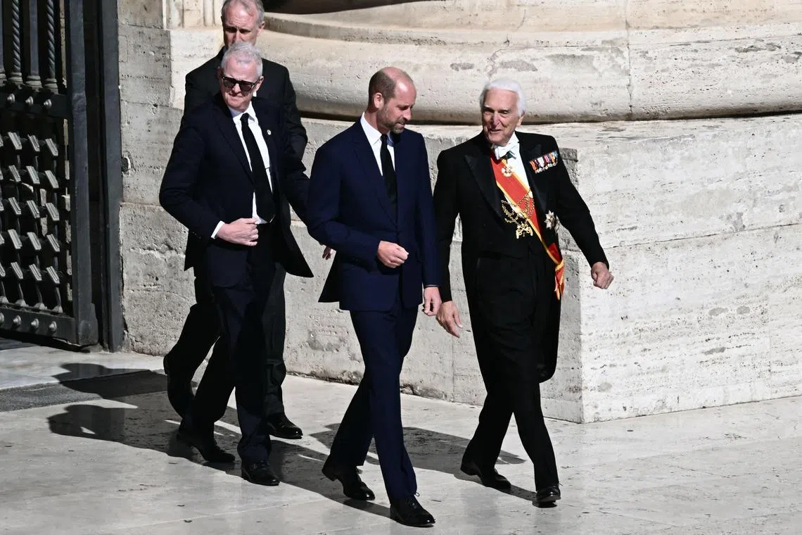 英国威尔士亲王威廉（右二）抵达圣彼得广场。（法新社）