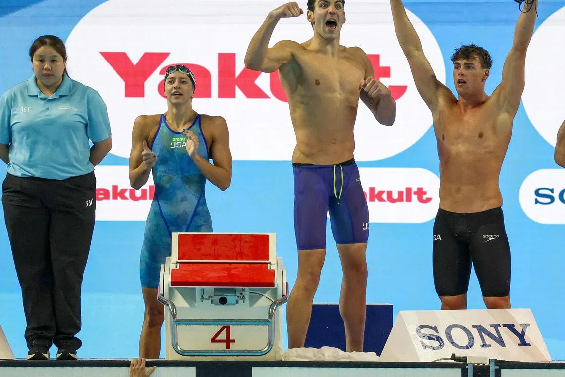 美国队在打破男女4X100米自由泳接力赛世界纪录后热烈庆祝。右起为萨蒙、亚历克西和凯特·道格拉斯。（关俊威摄）