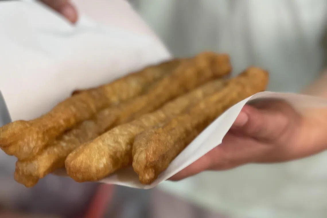 中峇鲁手工油条·咸煎饼的炸油条，香脆可口。（黄靖晶摄）