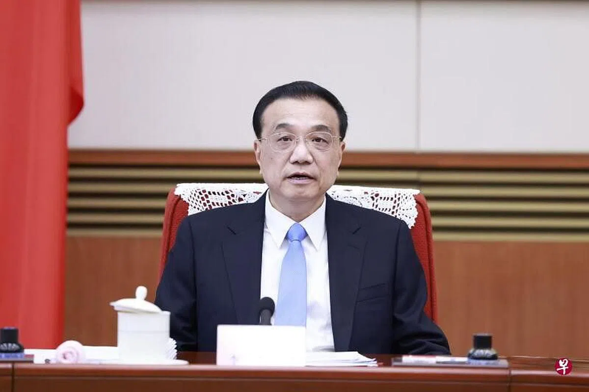 李克强说，3月份尤其是4月份以来，中国的就业、工业生产、用电货运等指标明显走低，困难在某些方面和一定程度上比2020年疫情严重冲击时还大。（新华社）