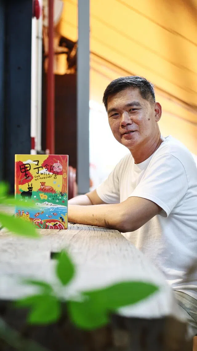 叶孝忠从身边小事写起，找到动植物与人类的微妙联系，每篇都尝试不同视角，重新发现新加坡的生态世界。（陈渊庄摄）