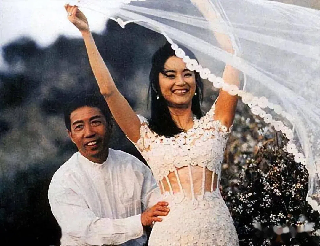 林青霞（右）与邢李㷧的婚礼当年轰动一时。（互联网）