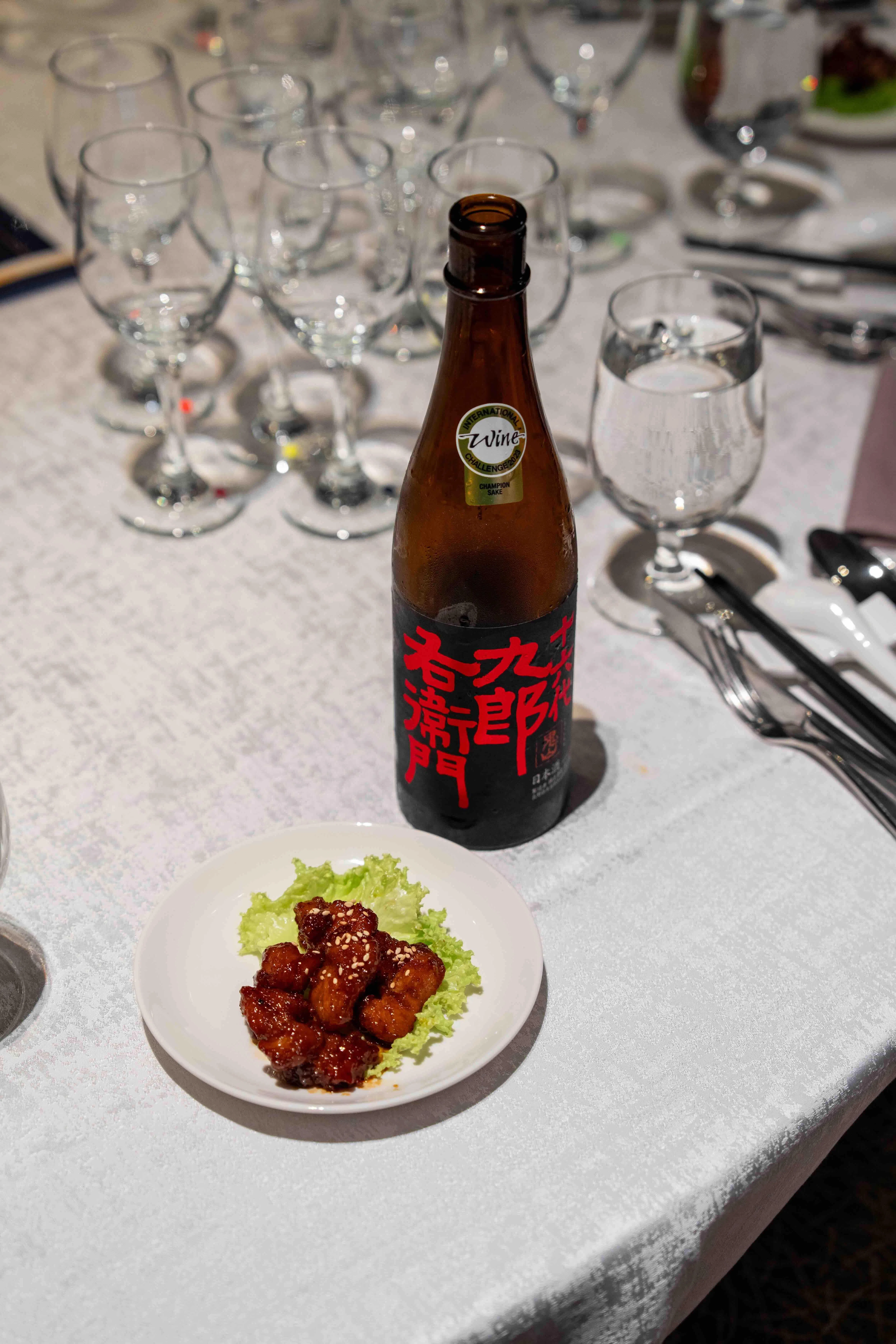 琼荣记海鲜的咖啡排骨与长野县的十六代九郎右卫门清酒配搭宜人。（JETRO Singapore提供）