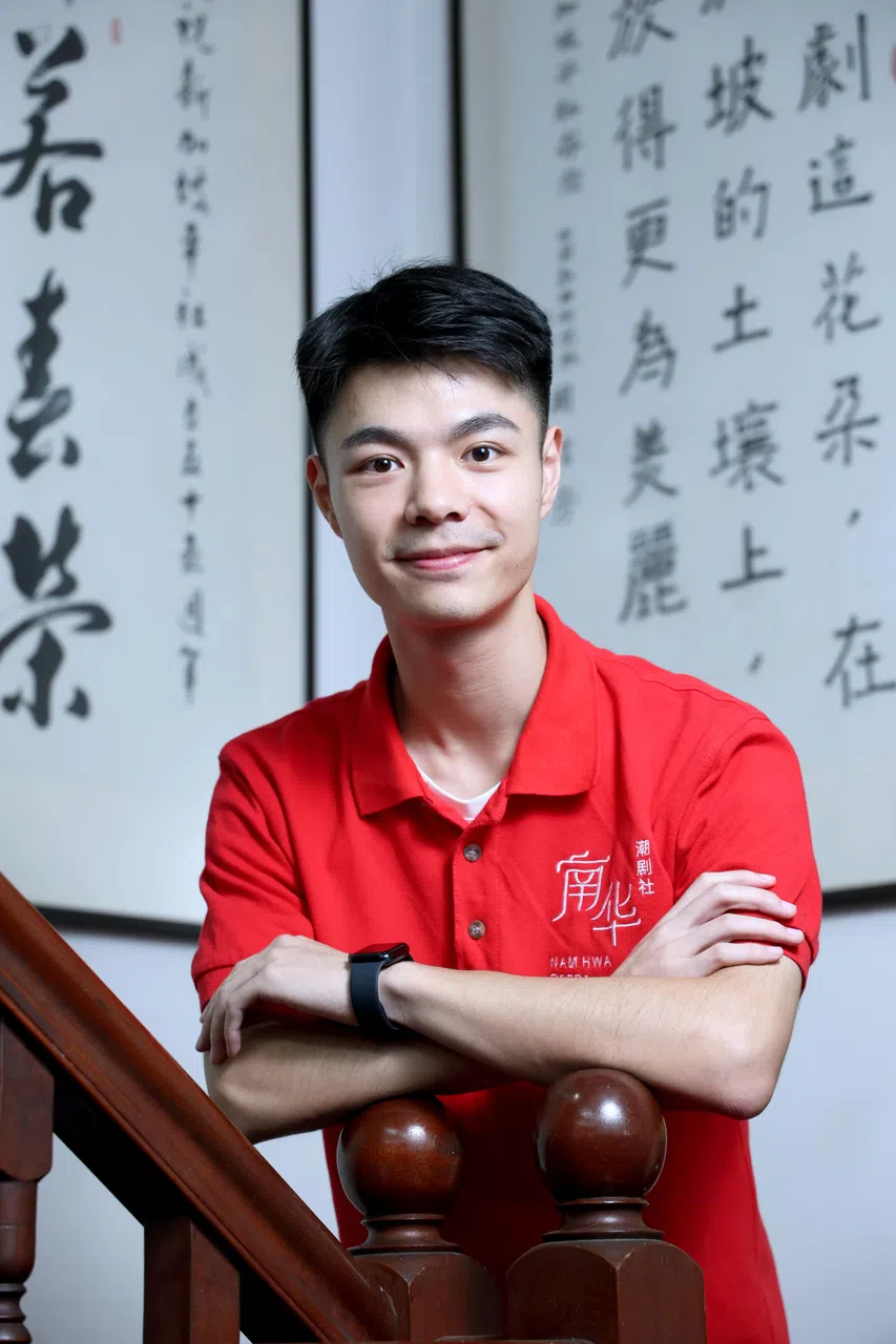 南华潮剧社艺术指导张天骁希望学员们不仅掌握戏曲技艺，更培养起对中华文化的认同感。（龙国雄摄）