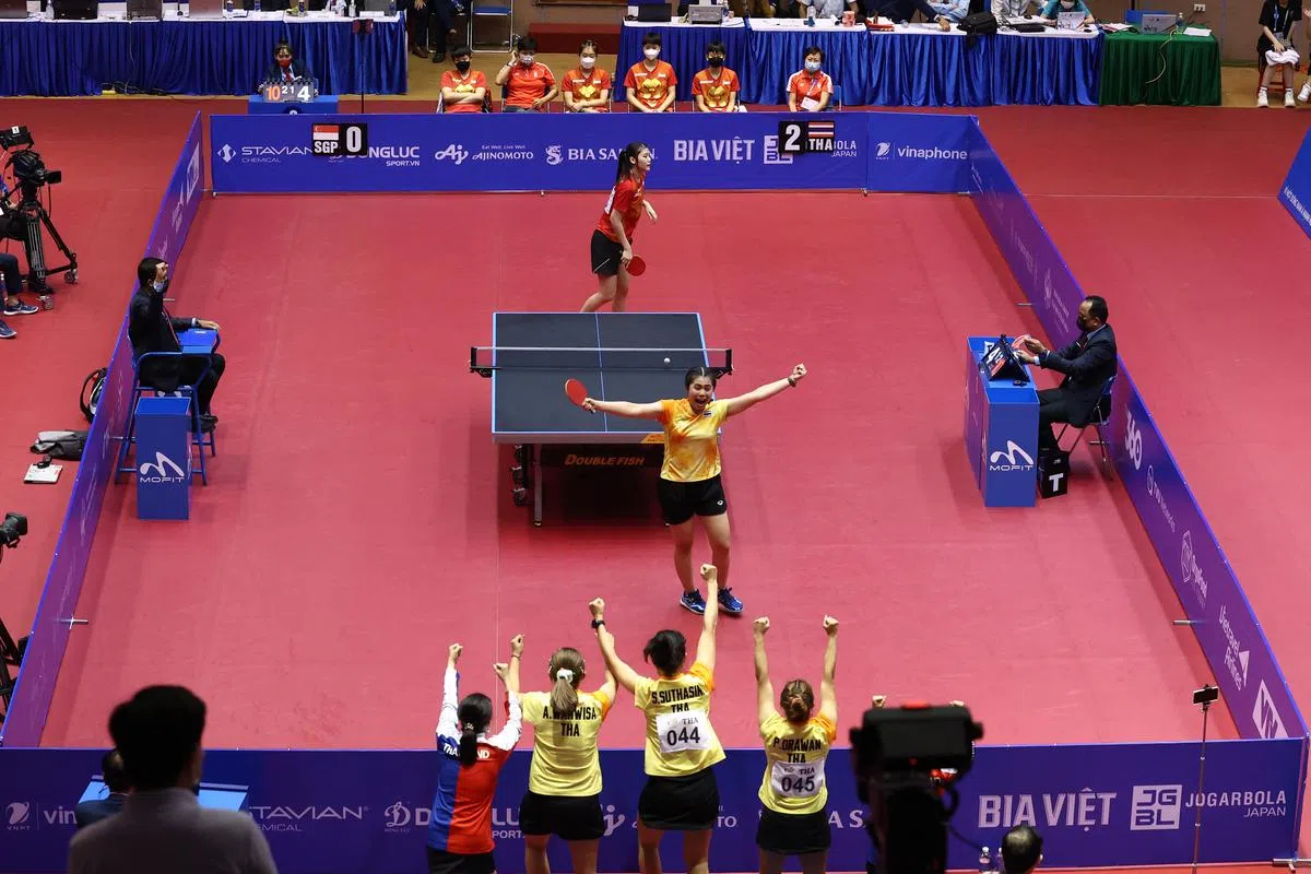 王歆茹（身穿红衣握拍选手）在第三盘以1比3不敌泰国选手金妮帕，我国乒乓球女队最终无法实现东运会10连冠。（李健玮摄）