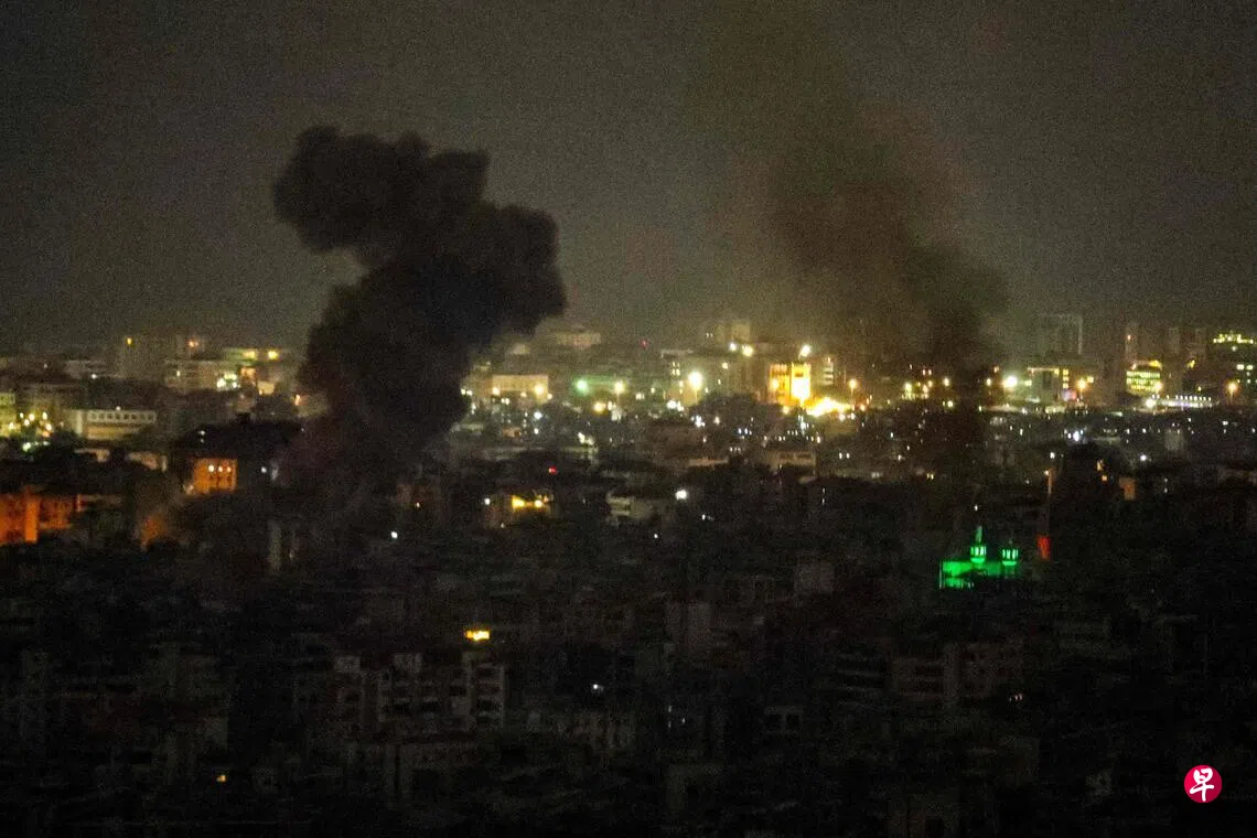 3月13日晚,以色列空袭贝鲁特南部郊区,到处烟雾弥漫。 (法新社) 3月13日晚,以色列空袭贝鲁特南部郊区,到处烟雾弥漫。 (法新社)