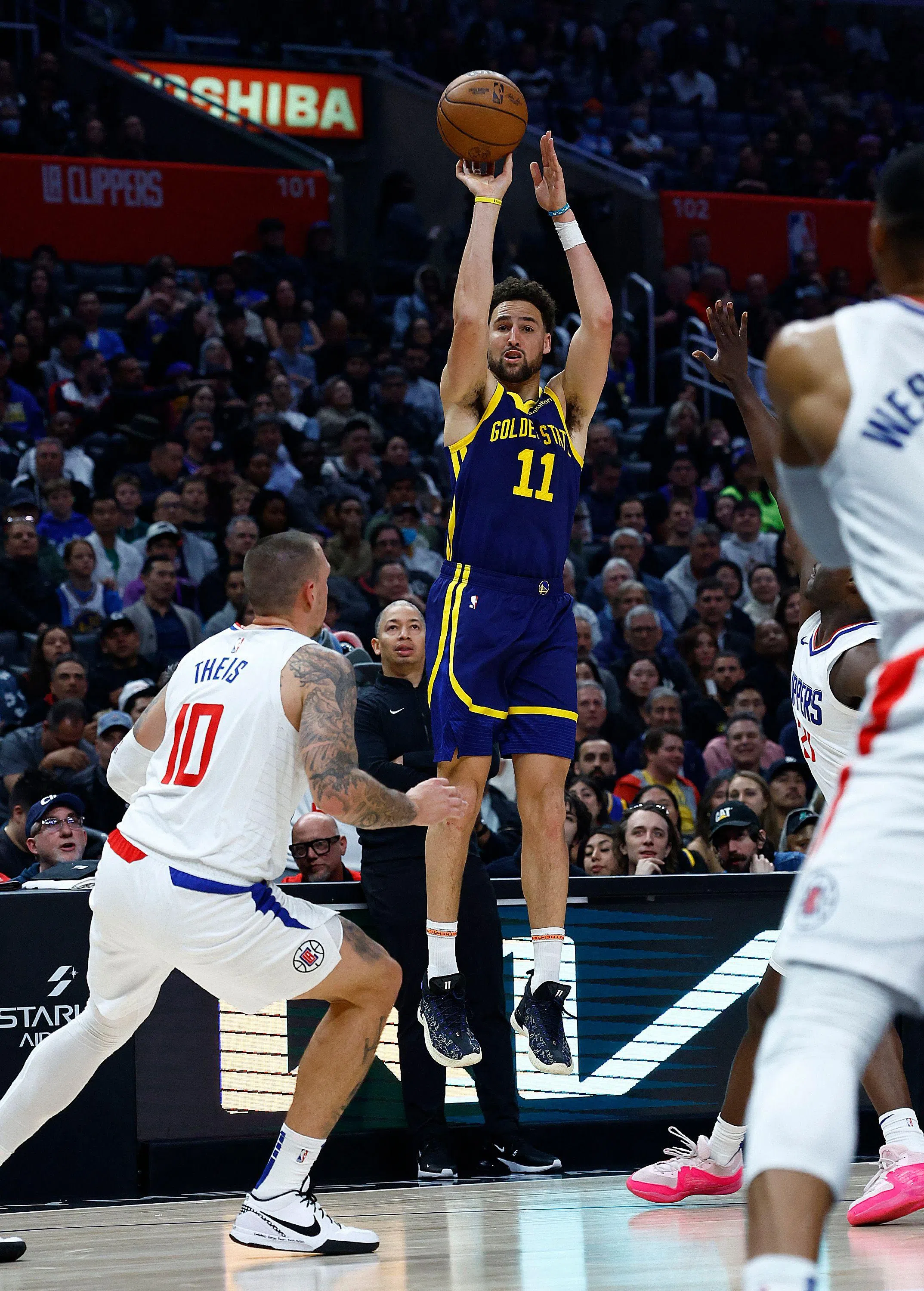 勇士外线射手汤普森（11号）此役手感爆棚，三分球12中八，豪取30分。（法新社）